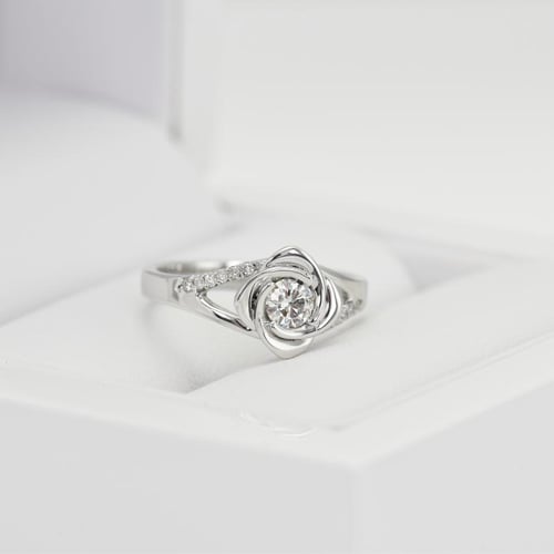 Zásnubní prsten ve tvaru růže s diamanty Xalor