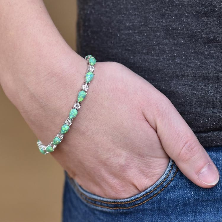 Zelené opály ve stříbrném náramku 27122