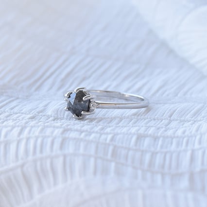 Zlatý prsten se salt and pepper diamantem a postranními lab-grown diamanty Felice