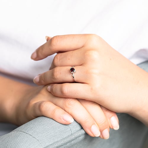 Cluster zásnubní prsten s českým granátem a diamanty Rosa