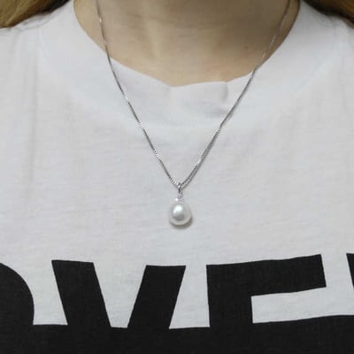 Stříbrný náhrdelník s perlou