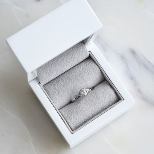 Zásnubní prsten s postranními diamanty Ophir