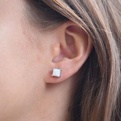 Bílé opály ve stříbrných náušnicích Medini