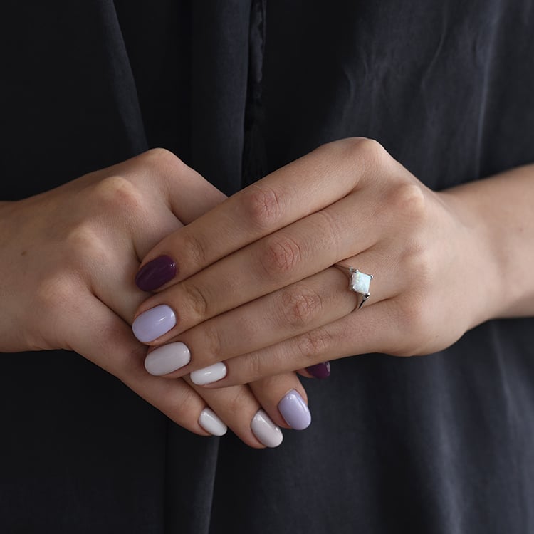 Stříbrný prsten s bílým princess opálem 72311