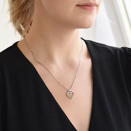 Stříbrný přívěsek matka a dítě s olivínem a diamantem Ella