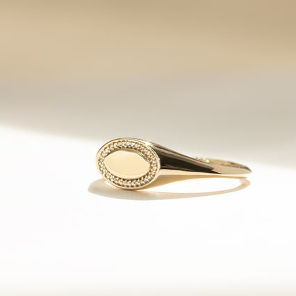 Zlatý oválný pečetní prsten s diamanty Vilme