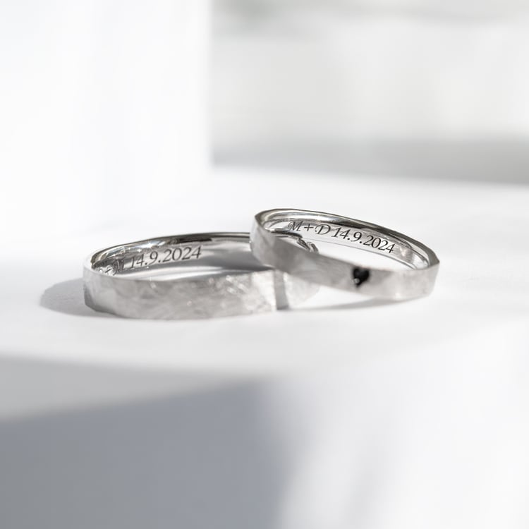 Tepané a škrábané zlaté snubní prsteny s enamelovým srdcem Abale 145542