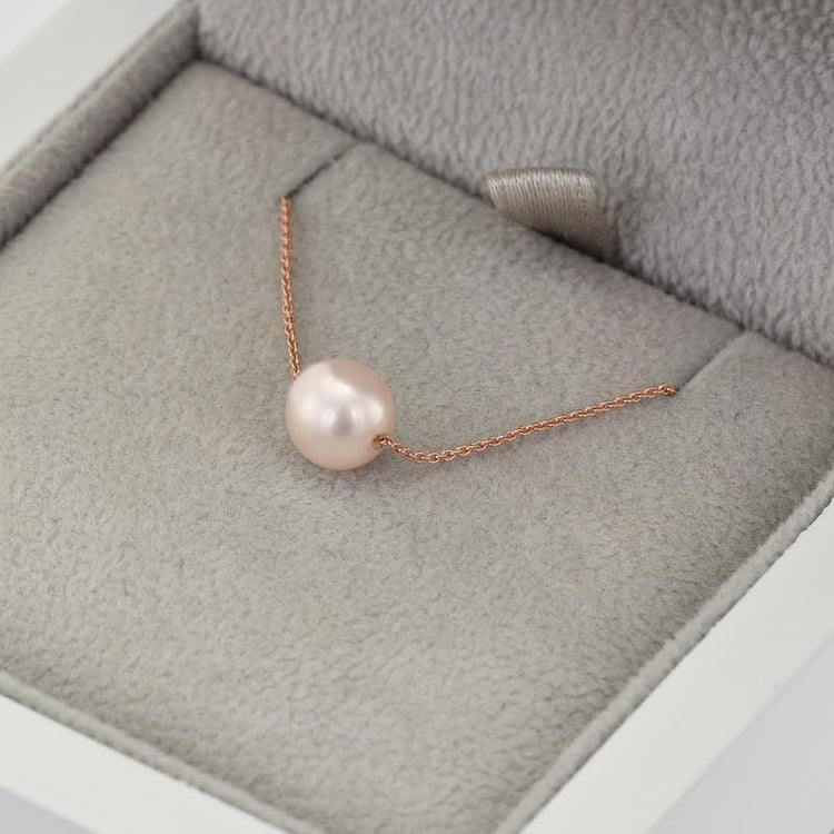 Něžný zlatý náhrdelník s ČGL certifikovanou perlou Johannese 100381