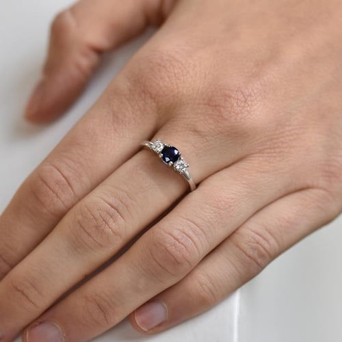 Zásnubní prsten se safírem a diamanty Clark