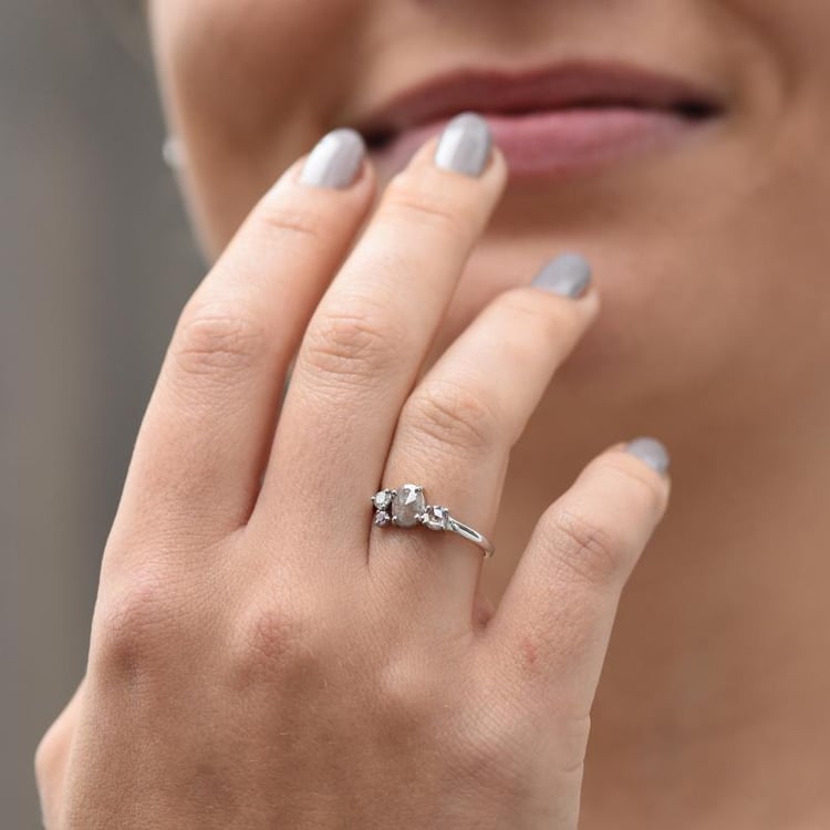 Zlatý netradiční prsten s diamanty a safírem 49089