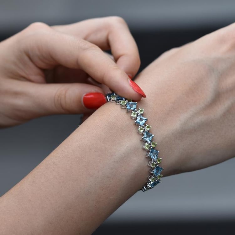 Stříbrný 17.5ct náramek s topazy a olivíny 5439