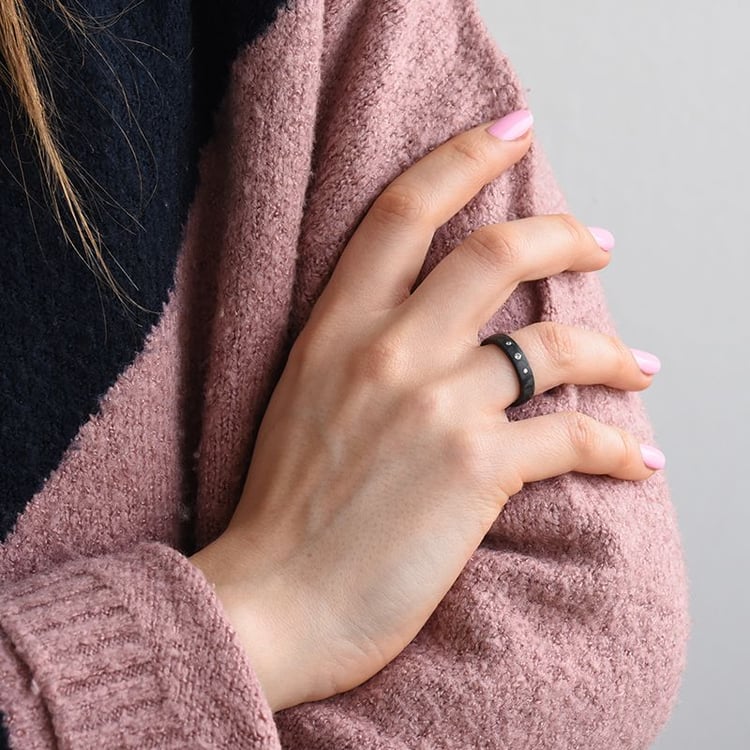 Plochý karbonový snubní prsten se třemi zirkony Azaliah 165577