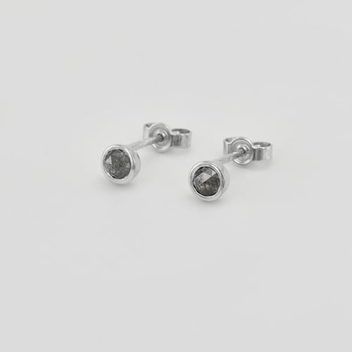 Zlaté bezel náušnice s 0.52ct salt and pepper diamanty Gledina