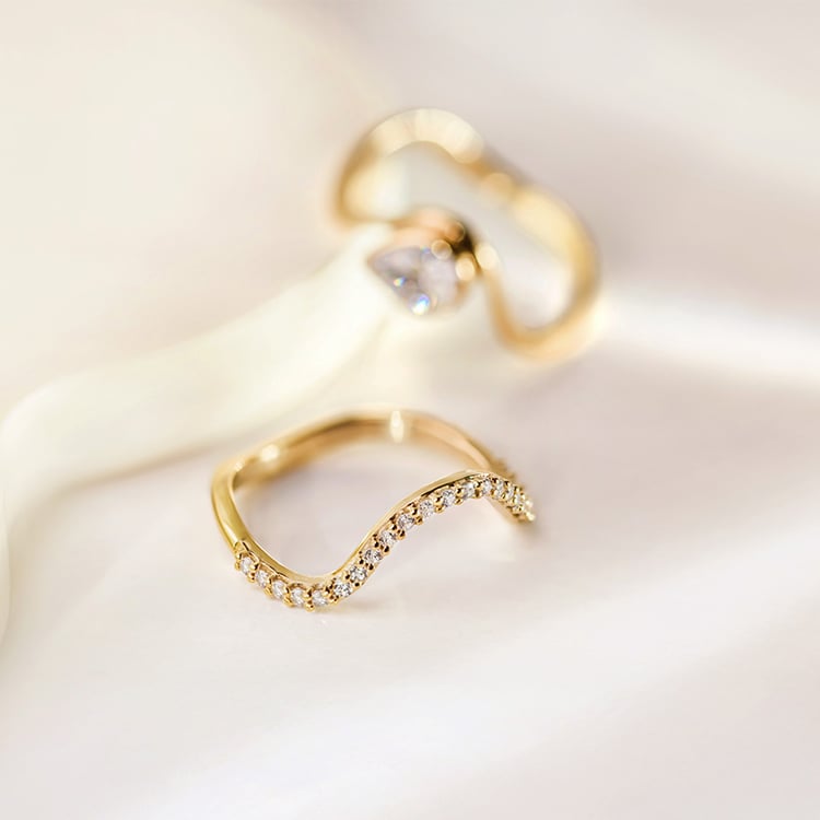 Atypický snubní prsten s diamanty 155082