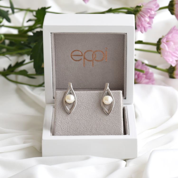 Minimalistické náušnice s perlami ze stříbra 83574