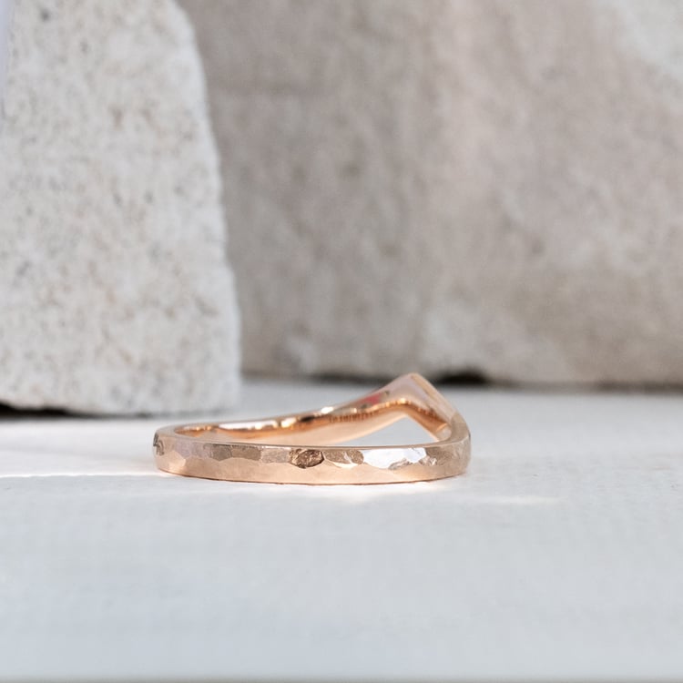 Vykrojený tepaný snubní prsten Yenka 122608