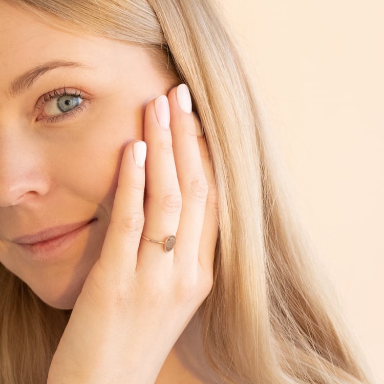 Oválný prsten s gravírem květiny Agatha 101089