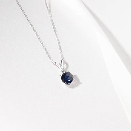 Safírový přívěsek ze zlata s diamantem Emolyna