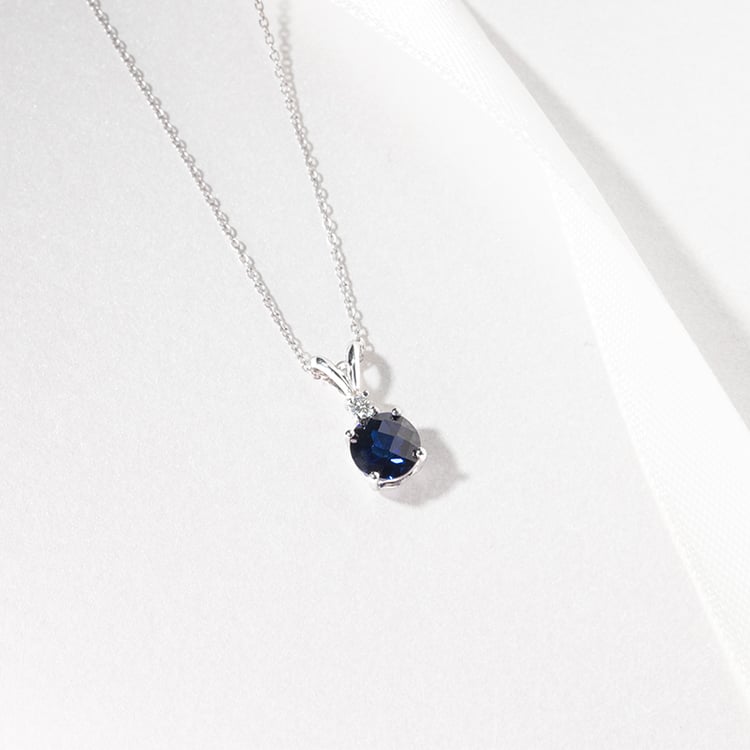 Safírový přívěsek ze zlata s diamantem Emolyna 127754