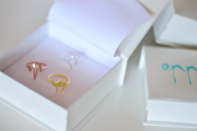 Stříbrný prstýnek s velbloudem 9887