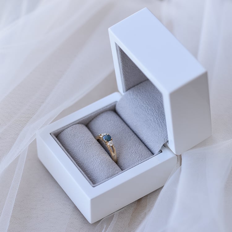 Prsten s modrým a bílými diamanty 62068