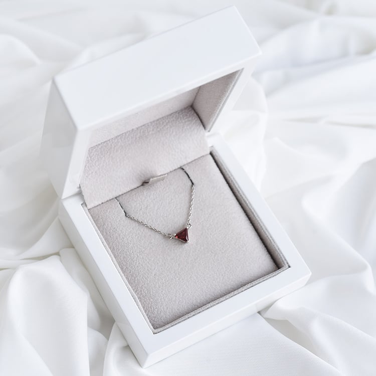 Zlatý náhrdelník s granátem 90452