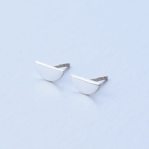Zlaté minimalistické náušnice ve tvaru půlměsíce Tosdo