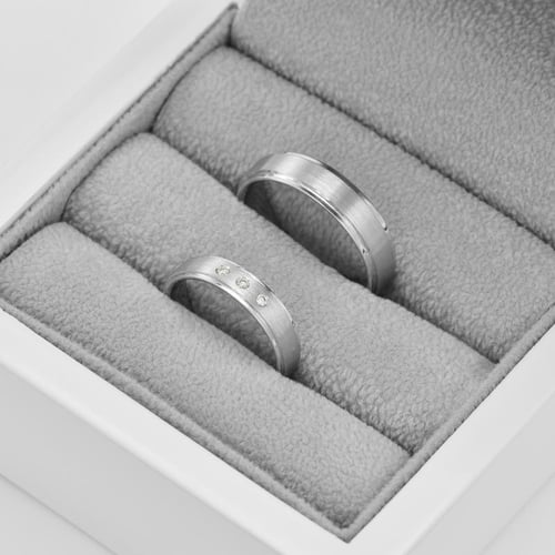 Platinové snubní prsteny se třemi diamanty Xoana