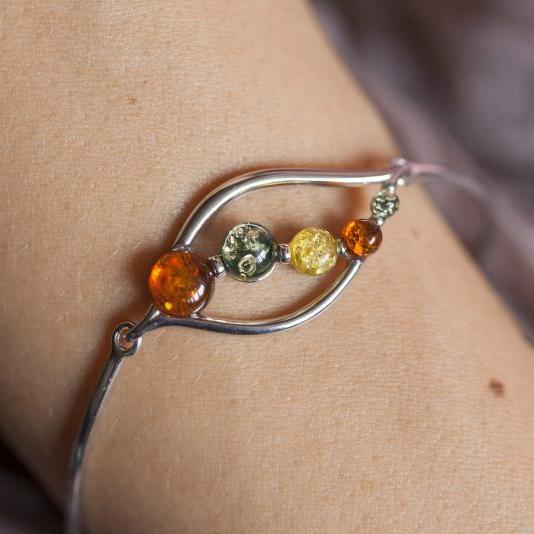 Barevné jantary ve stříbrném náramku 14663