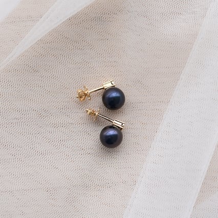 Náušnice s diamanty a černými perlami Morisah