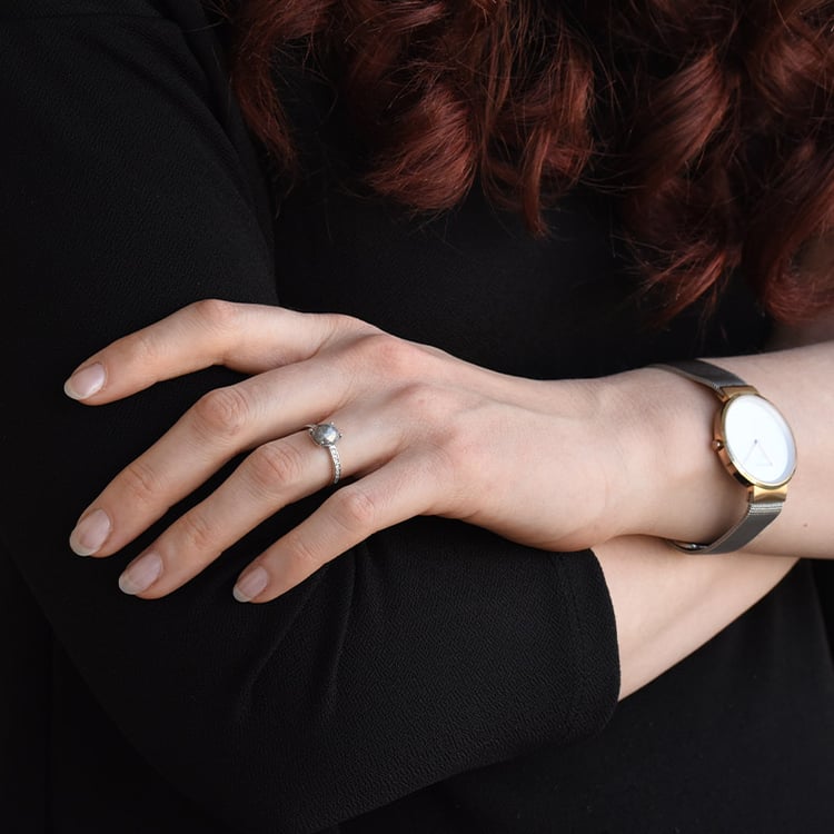 Prsten se salt and pepper diamantem a postranními diamanty z bílého zlata 79906