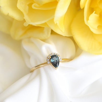 Zlatý prsten s alexandritem a diamanty Pallavi