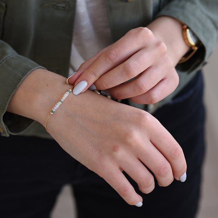 Zlatý náramek s opálovými a smaragdovými korálky 61943