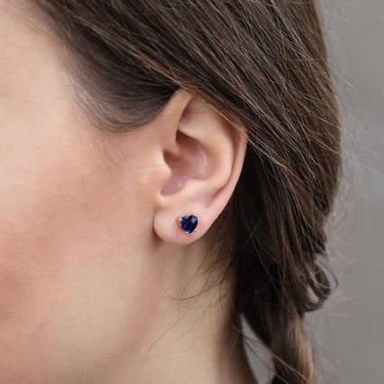 Zlaté safírové náušnice ve tvaru srdce Kaciah