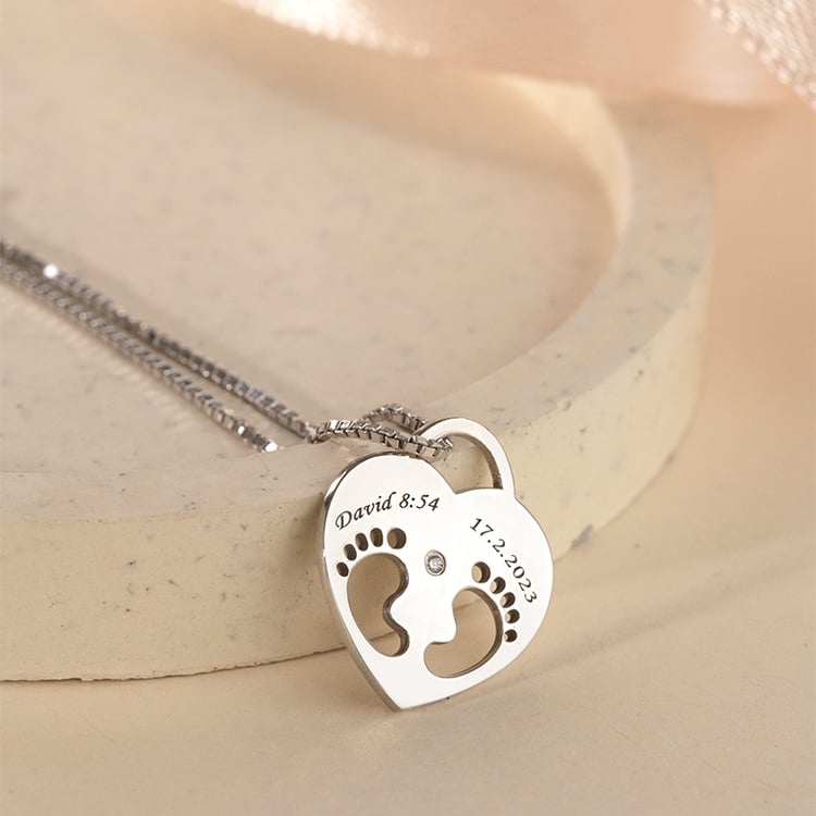 Stříbrný přívěsek dětské nožičky s diamantem a gravírem Olivia 120180