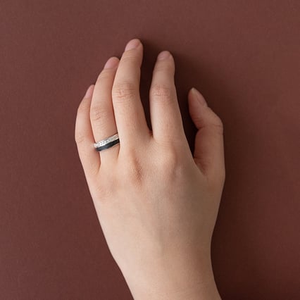 Mírně zaoblené snubní prsteny z karbonu a zlata s diamanty Cassia