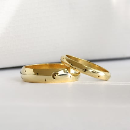 Snubní prsteny s gravírem hvězd a měsíce Furilla