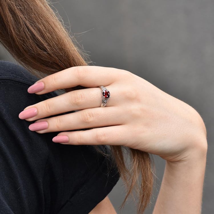Stříbrný prsten s granátem 31305