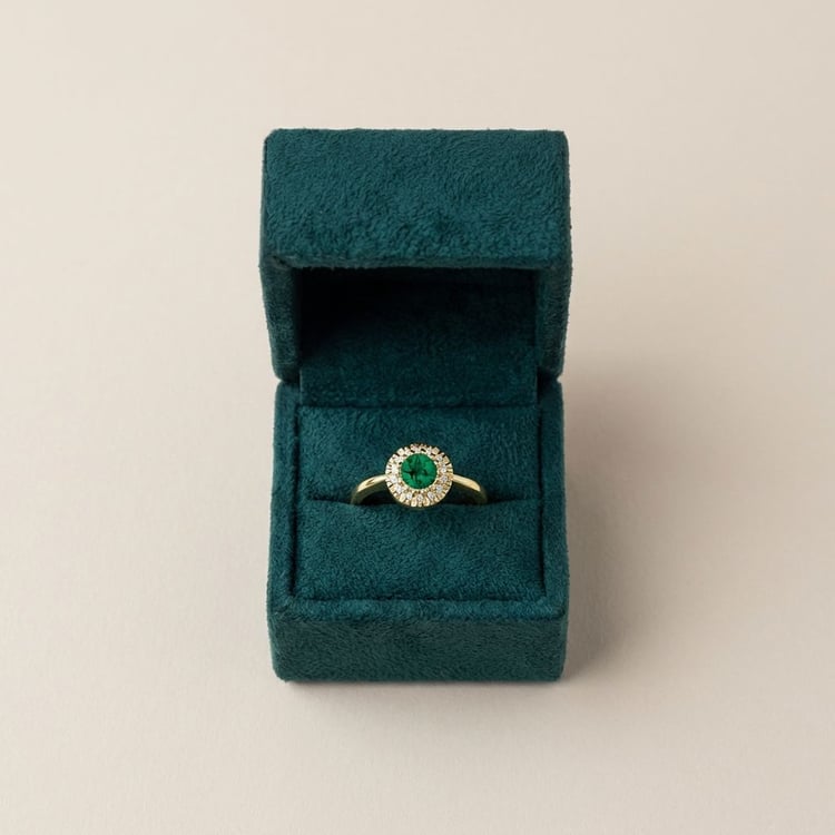 Rozvodový zlatý halo prsten se smaragdem obklopeným diamanty Eliot 165562