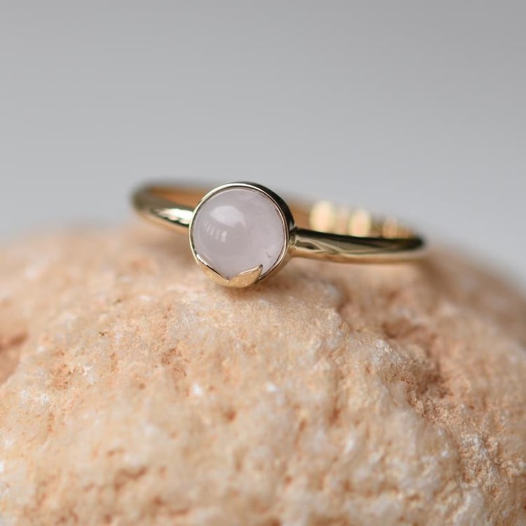 Prsten s cabochon růženínem ze žlutého zlata 47833