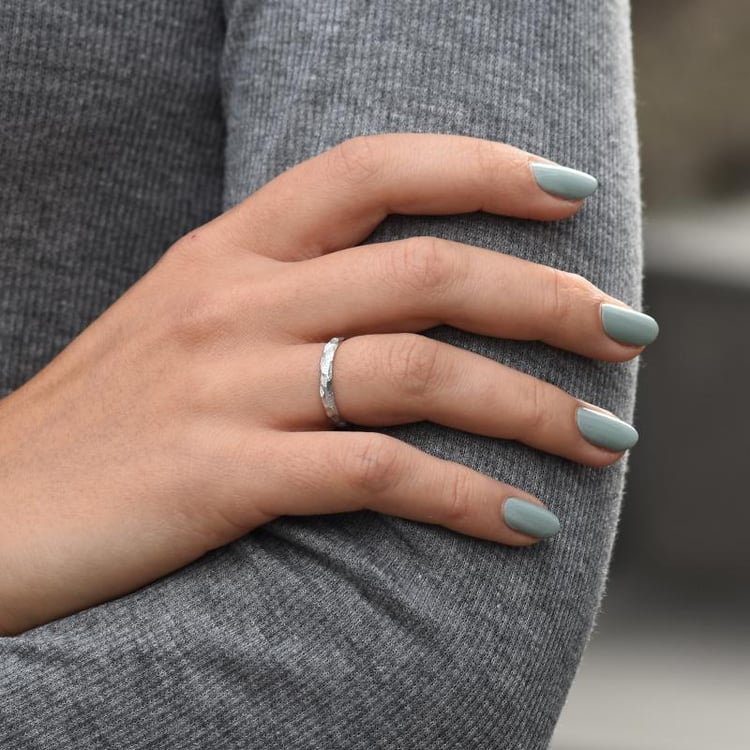 Platinové tepané a škrábané snubní prsteny 76606