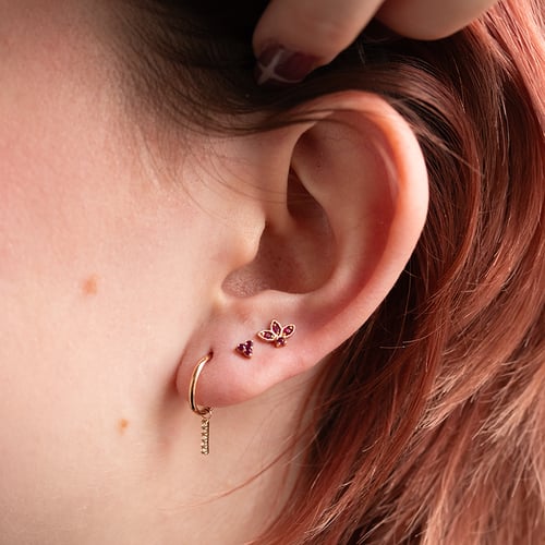 Zlatá piercing náušnice s rubíny Amina