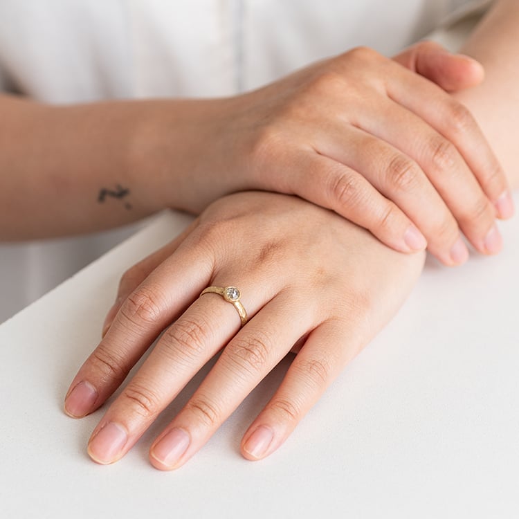 Tepaný prsten se salt and pepper diamantem v routovém brusu Seraphine 120263