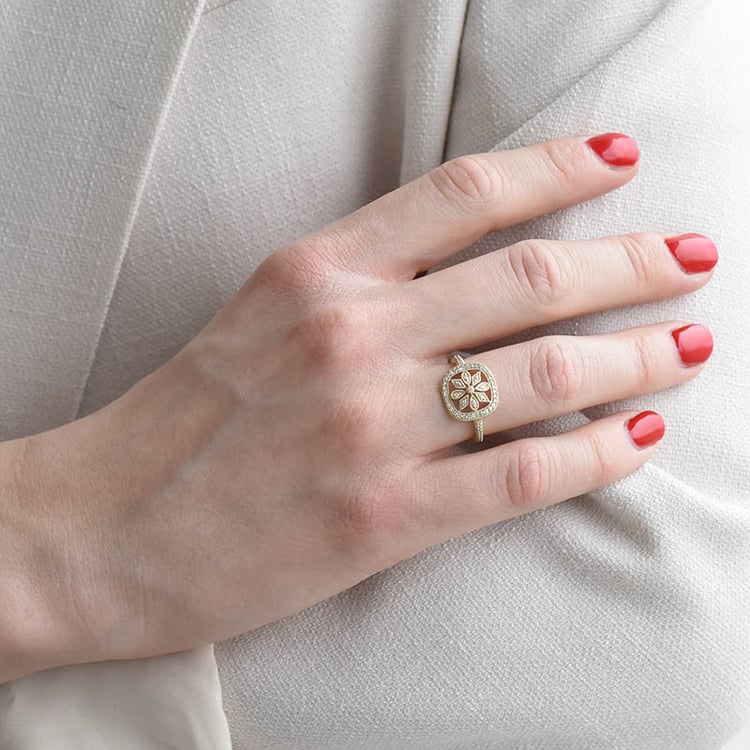 Zlatý prsten s květem 93443