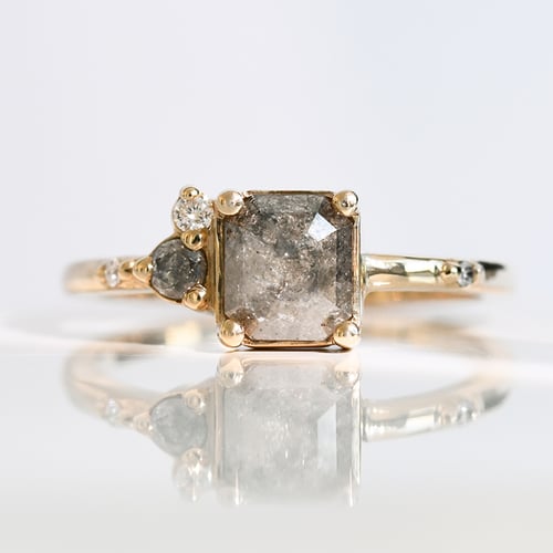 Prsten se salt and pepper diamantem a lab-grown diamanty Kenya