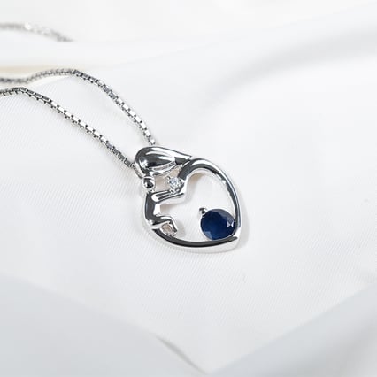 Stříbrný přívěsek matka a dítě se safírem a diamantem Ella