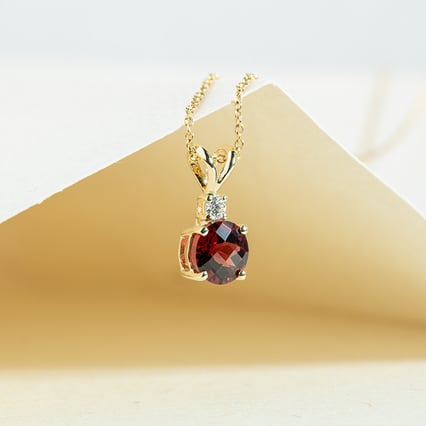 Okrouhlý granát ve zlatém přívěsku s diamantem Emolyna