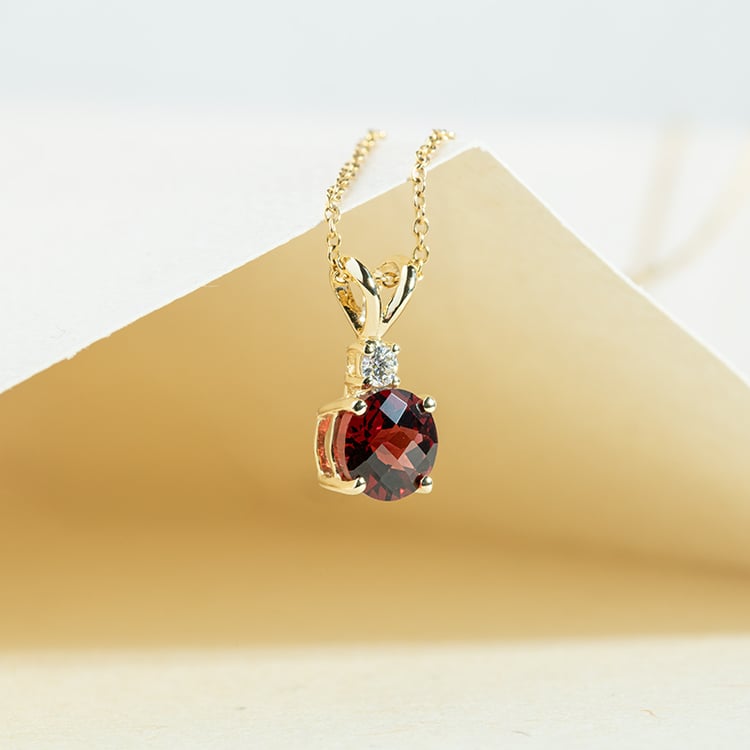 Okrouhlý granát ve zlatém přívěsku s diamantem Emolyna 147324