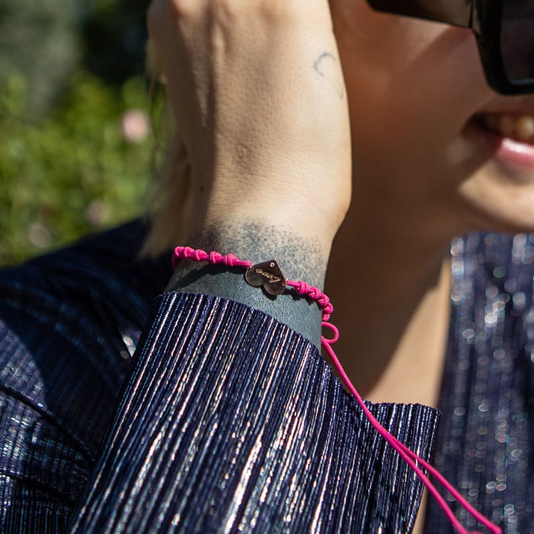 Stříbrný šňůrkový srdcový náramek s gravírem a diamantem Kristie 108792