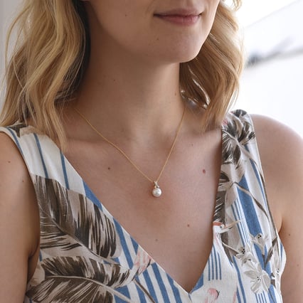 Sofistikovaný zlatý přívěsek s perlou a zirkony Devere